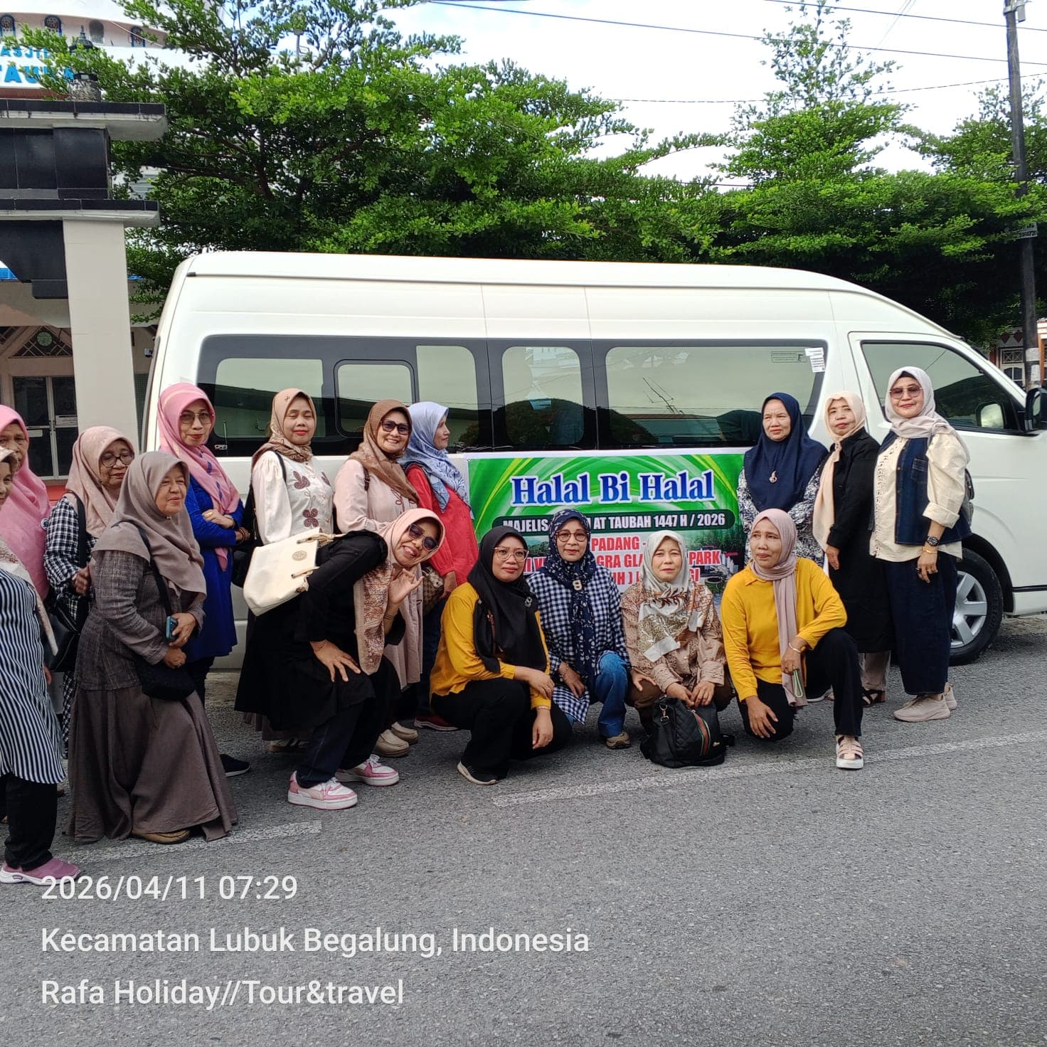 Rombongan peserta tour berfoto di depan minibus di Lubuak Bagaluang