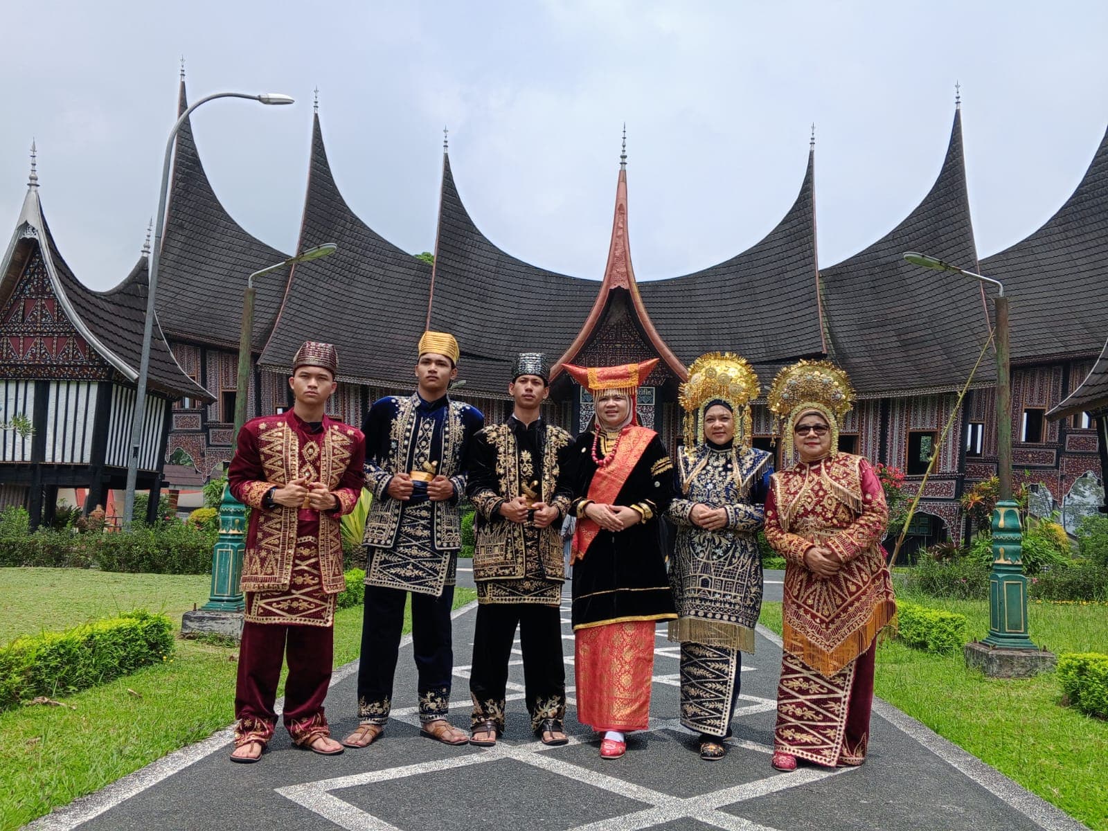Rombongan mengenakan pakaian adat Minangkabau di rumah gadang Padang Panjang