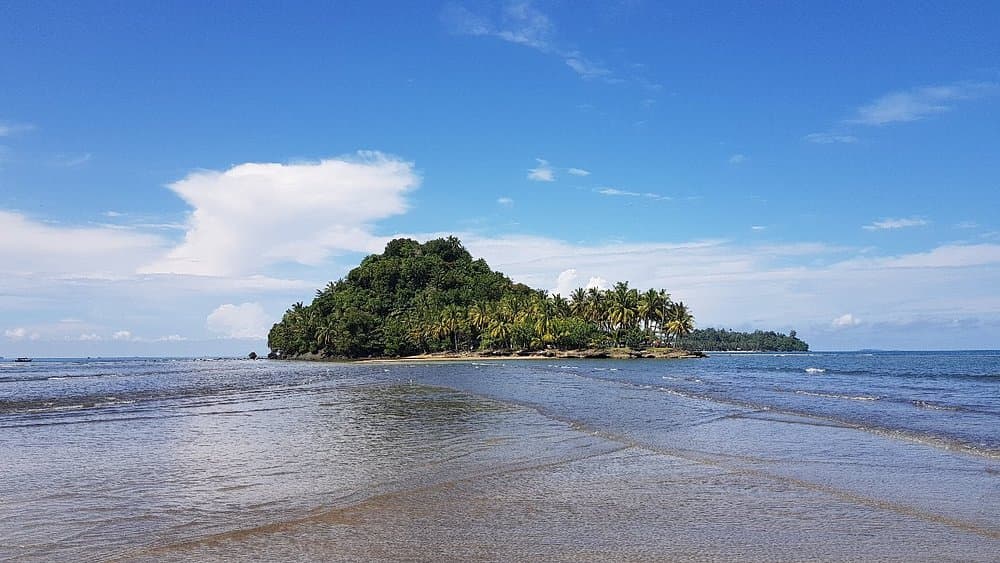 Pantai Air Manis dan destinasi wisata sekitar Padang untuk open trip, foto 1 dari 3